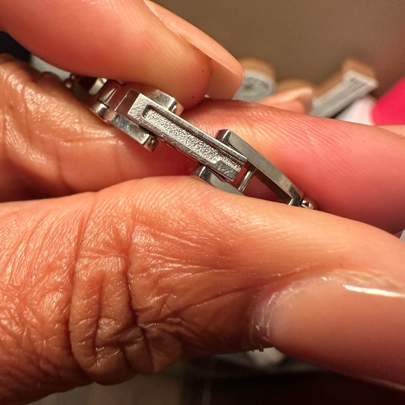 Vintage Gucci 3900 L Watch (Authentic} w/COA - Picture 5 of 11